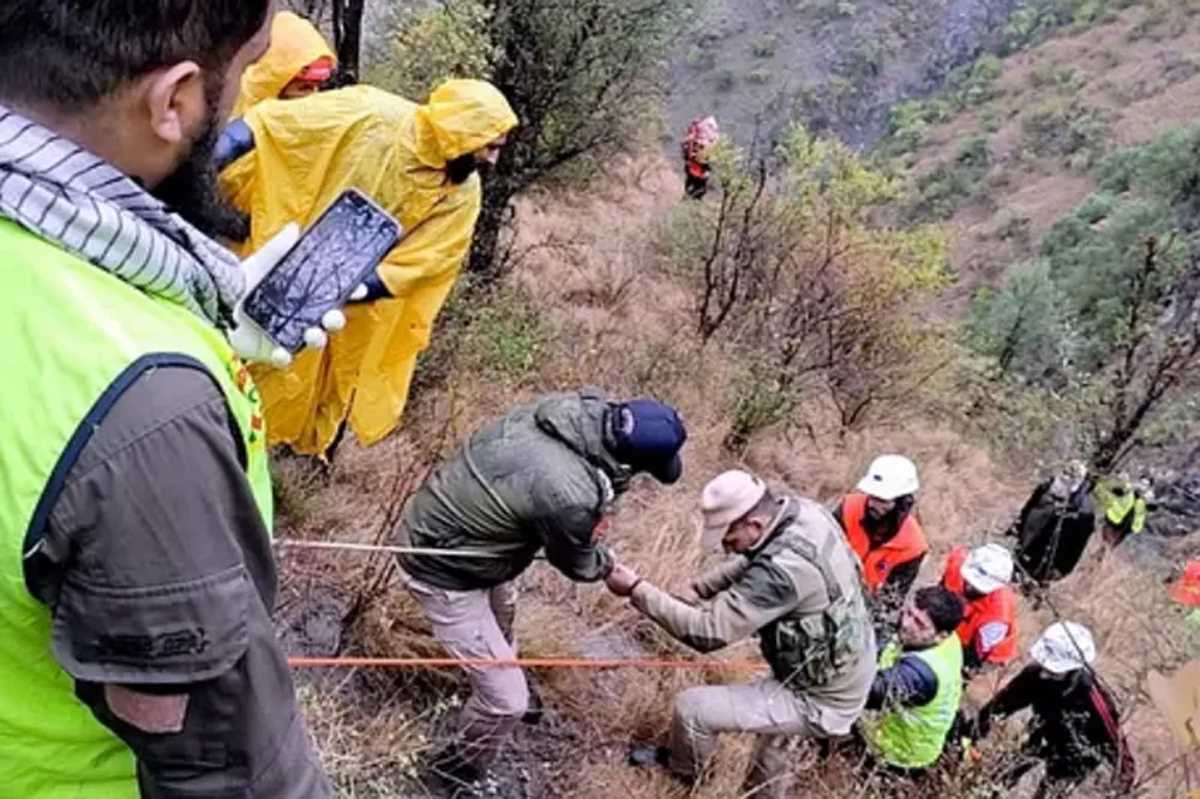 जम्मू-कश्मीर के उधमपुर में कार गहरी खाई में गिरी, चालक की मौत, 3 घायल